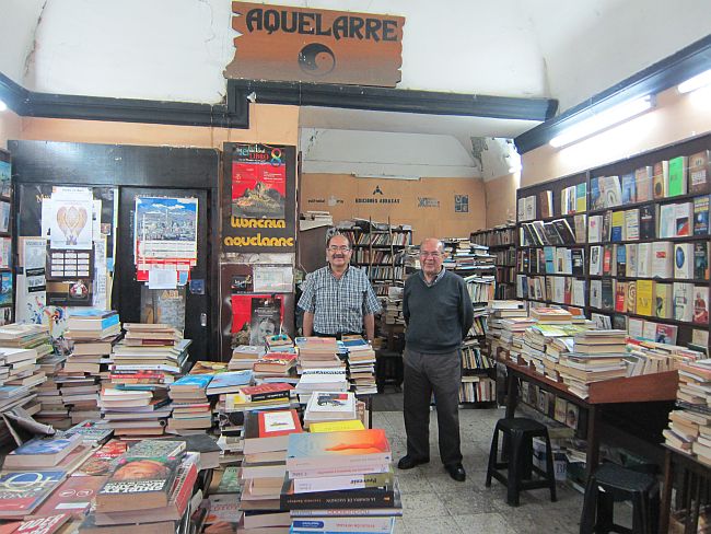 Aquelarre de libros en el centro de Arequipa