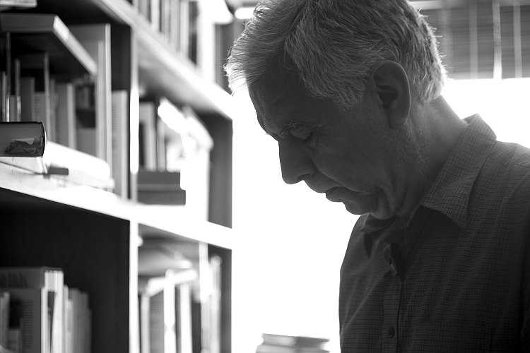 Alonso Cueto en su biblioteca.