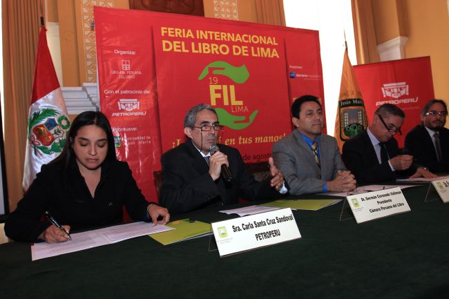 Germán Coronado (centro), presidente de la Cámara Peruana del Libro, durante la conferencia de lanzamiento de la feria. (Foto: CPL)